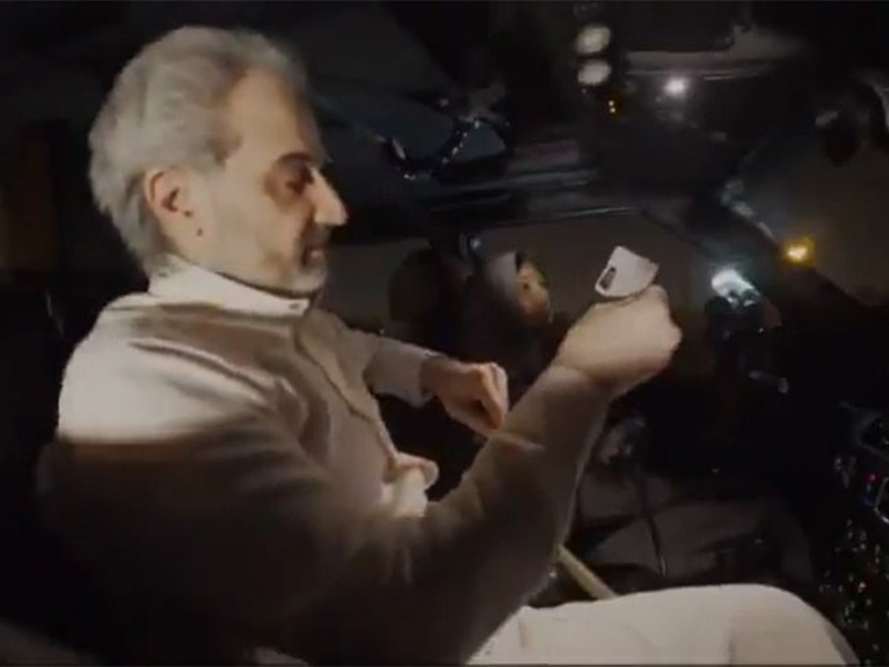 بالفيديو: الوليد بن طلال في جولة بسيارة تقودها ابنته